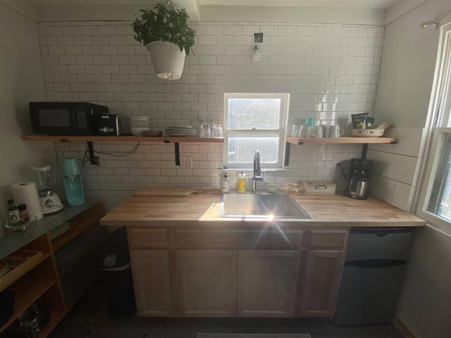 Studio Apt W Garden Кінгстон Екстер'єр фото