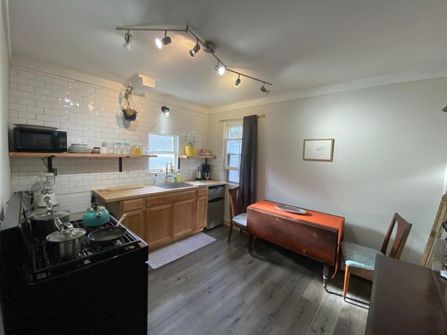 Studio Apt W Garden Кінгстон Екстер'єр фото